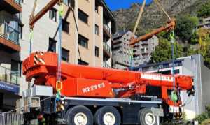 Coordinación del descenso de una grúa móvil al río para los trabajos de FEDA Coordinación del descenso de una grúa móvil al río para los trabajos de FEDA